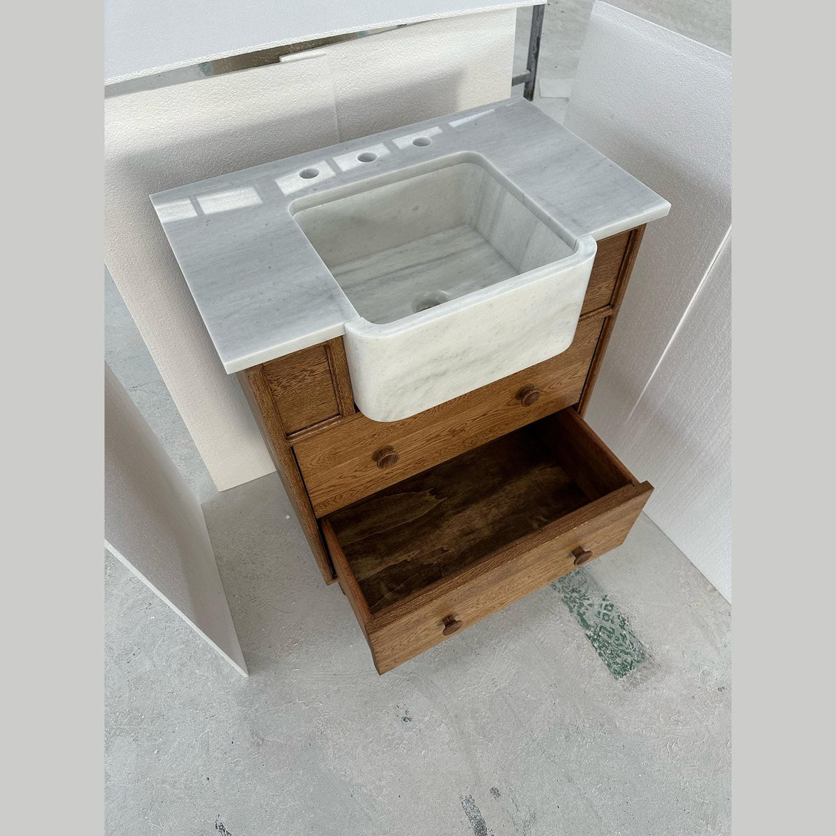 Carrara Marble Apron Sink with Wooden Vanity – Freestanding Bathroom Cabinet with Drawers for Farmhouse Interiors M6F009 — view 4