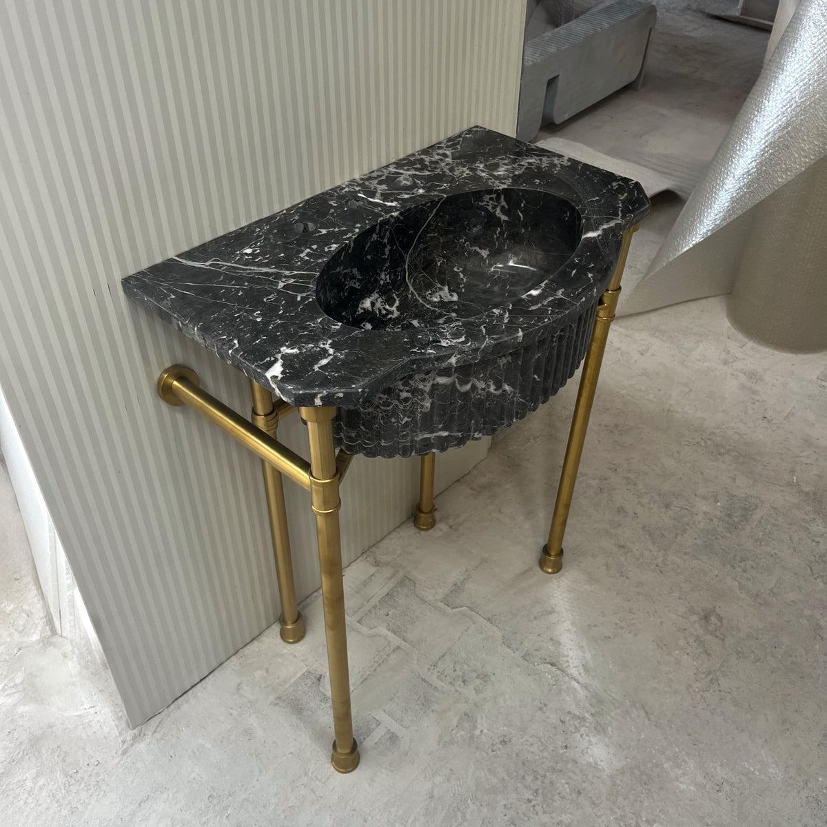 Black Marble Pedestal Sink with Brass Legs – Fluted Natural Stone Basin, Luxury Bathroom Vanity Console, Custom Marble Sink Basin M6M008 — view 4